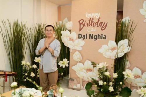 Choáng ngợp tiệc sinh nhật Đại Nghĩa với 500 bông sen trắng