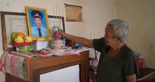 Người đàn ông miền Tây tự thờ chính mình, cứ lấy di ảnh xuống là phát bệnh nặng, chẳng ai hiểu nổi lý do