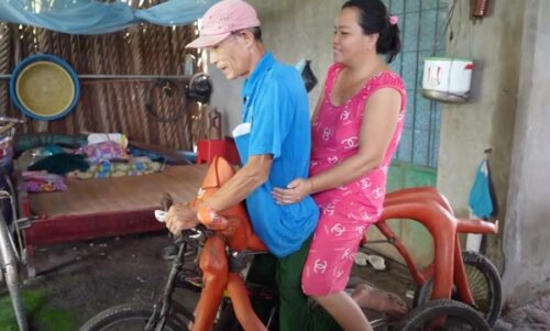 Người đàn ông tật nguyền 2 chân sở hữu chiếc xe độc lạ, cưới được vợ trẻ kém 16 tuổi