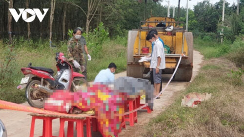 Va chạm với xe lu, hai mẹ con đi xe máy tử vong tại chỗ