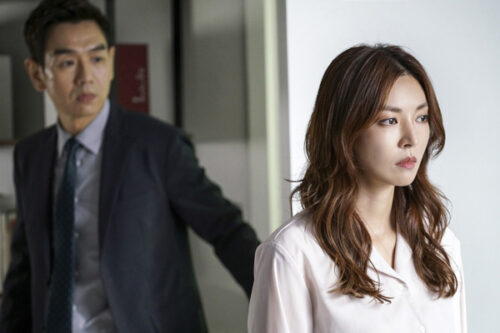 Vợ cũ đến mừng sinh nhật mẹ tôi, nhìn thứ rơi ra từ túi xách cô ấy lòng tôi thắt lại