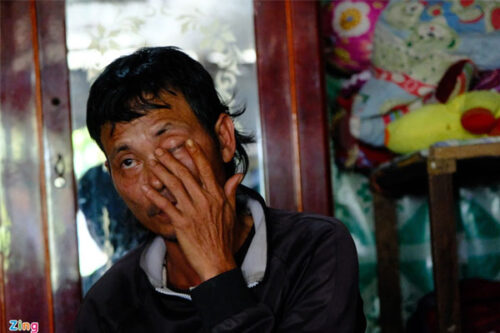 Gia đình chờ đưa bé trai 10 tuổi về an táng