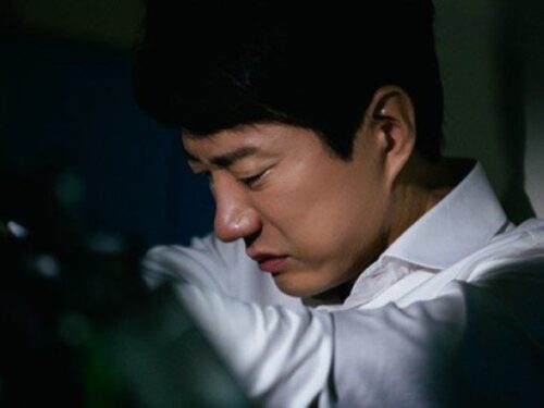 Đón con trai từ nhà vợ cũ về, nhìn món đồ chơi bố dượng mua cho bé, tôi bất lực bật khóc