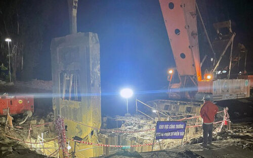 Cắt 1/3 trụ bê tông có bé trai 10 tuổi bị mắc kẹt ở Đồng Tháp