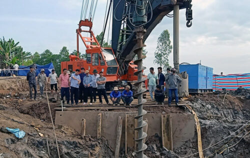 Cần cẩu 80 tấn bất ngờ gặp trục trặc tại hiện trường bé trai rơi xuống trụ bê tông