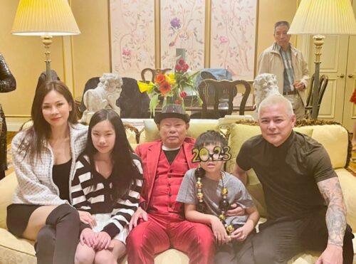 Con dâu tỷ phú Hoàng Kiều khoe ảnh đón năm mới, bố chồng U80 gây chú ý vì điều này