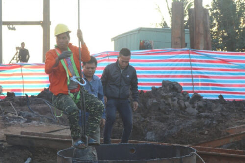 Giải cứu bé trai 10 tuổi, sắp đưa được trụ lên khỏi mặt đất