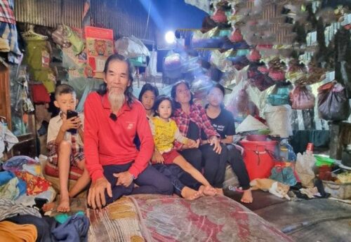 Người đàn ông 43 tuổi cưới vợ trẻ 19 tuổi vì lời trăng trối của mẹ già