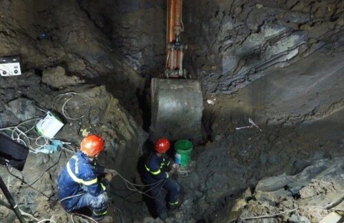 Chuyên gia tại hiện trường chốt phương án đưa thi thể bé trai 10 tuổi lên