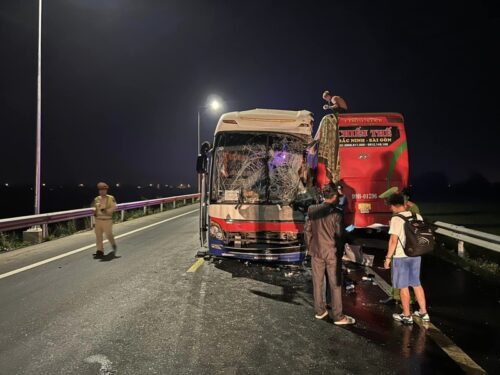 Quảng Ngãi: Hai xe khách va chạm khiến 27 người thương vong