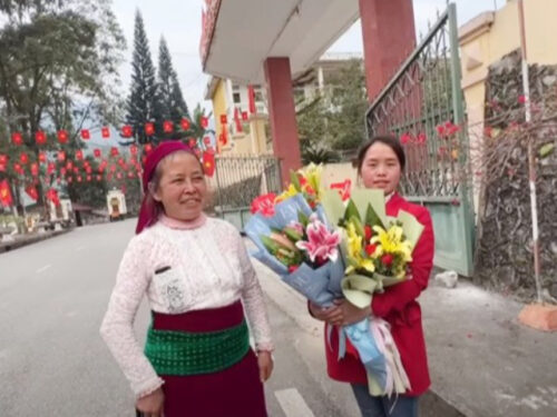 Chuyện về cặp đôi “cô – cháu” ở Hà Giang – Thị Vư (SN 1970) và Mí Sình (SN 1997) đã nhận được sự quan tâm lớn từ dư luận suốt thời gian qua. Mọi “nhất cử nhất động” xoay quanh cuộc sống của cặp đôi luôn thu hút sự chú ý của người đồng bào lẫn người Kinh. Mới đây, dư luận không khỏi ngỡ ngàng trước hình ảnh chị Vư ôm bó hoa đứng ở cổng chờ đợi một chàng trai trẻ. Không ít người người tò mò đó là ai bởi thực tế chị có 4 con gái, chứ không có con trai nào cả? Vài người lại đồn đoán có thể đây là “tình mới” của chị vì xưa giờ chưa từng thấy chàng trai xuất hiện. Đặc biệt trong video này không hề có mặt của Mí Sình – dù trước đó cặp đôi luôn ở bên nhau “như hình với bóng”. Và không để mọi người “đoán già đoán non”, anh Ngọc Tính – chàng trai dân tộc H’mông có mối quan hệ thân thiết với cặp đôi “cô - cháu”, đồng thời là người đăng tải loạt video về cuộc sống của chị Vư lên các nền tảng mạng xã hội đã lên tiếng giải thích. Anh nói: “Hôm nay chị Vư đi đón con rể xuất ngũ, chứ không phải đi gặp gỡ ai đâu. Chị đi cùng thông gia, con gái thứ 3 tên Thị Mỉ đó. Chị bảo lâu lắm mới gặp con rể nên dậy từ sớm xuống chợ mua bó hoa rồi đi bộ chừng 2 chục cây số nữa để xuống thị trấn đón con trở về nhà”. Người đàn bà goá 52 tuổi cưới trai tân 25 tuổi ôm bó hoa tặng một chàng trai trẻ, dân tình tò mò danh tính người này là ai ảnh 1 Thị Vư và con gái Thị Mỉ ôm bó hoa đứng chờ "người trong nhà". Anh Ngọc Tính vừa dứt lời, chị Vư nói: “Thương con gái lắm! Mấy năm chồng đi xa chẳng có nhà, một mình con gái phải làm nương rẫy, chăm sóc nhà cửa và mấy đứa con. Năm nay con rể về hẳn rồi, hai đứa cùng nhau làm kinh tế, nuôi dạy tụi nhỏ. Hôm nào con rể sang chơi, mình phải thịt gà cho nó ăn”. Lúc này chàng trai người H’mông thắc mắc: “Thị Mỉ không chung sống cùng bố mẹ chồng à?”, chị Vư thật thà cho biết, con rể mồ côi bố từ bé, còn mẹ đi lấy chồng khác từ lâu. Vì thế khi con rể vắng nhà, con gái chị một tay lo lắng mọi thứ trong nhà. Điều này khiến chị rất thương, thi thoảng lại rủ chồng trẻ sang nhà đỡ đần con được chút nào hay chút đó. “Thị Mỉ và Mí Sình cũng thân thiết như ruột thịt trong nhà. Con gái mình coi Mí Sình như bố, dù cả hai chênh nhau có 3 tuổi. Mình thấy vậy cũng an lòng bởi ở đời ít có con gái nào chấp nhận có bố dượng trẻ tuổi lắm”, chị Vư bộc bạch. Người đàn bà goá 52 tuổi cưới trai tân 25 tuổi ôm bó hoa tặng một chàng trai trẻ, dân tình tò mò danh tính người này là ai ảnh 2 Nụ cười hạnh phúc của người đàn bà 52 tuổi khi nghĩ đến cảnh con gái không còn cô đơn. Sau khi gặp con rể, chị Vư không kìm nén nổi cảm xúc đã chạy tới ôm con. Sau đó chị tặng con bó hoa tươi thắm như để chào mừng con đã quay trở về nhà sau bao tháng ngày thực hiện nhiệm vụ. Tuy nhiên thay vì cùng con gái – con rể về nhà chung vui, chị Vư lại từ chối. Chị hứa hẹn sẽ gặp lại các con vào ngày giáp Tết vì ở nhà còn bộn bề bao việc. “Mí Sình đi Hà Nội làm thuê đã về đâu. Mình tranh thủ đi đón con thôi, sau đó về nhà lấy củi, rau lợn nấu cám và dệt nốt mấy mảnh vải còn kịp đem đi chợ phiên chứ”, người phụ nữ 52 tuổi tâm sự. Nhắc đến chuyện Mí Sình có biết chị đi đón con rể xuất ngủ hay không, chị Vư cười: “Có chứ. Mí Sình với chồng của Thị Mỉ thân thiết với nhau lắm. Ở ngoài xã hội, họ có thể chỉ là anh em nhưng trong nhà phải có tôn ti trật tự, con rể vẫn gọi Mí Sình là bố dượng đó. Họ còn hẹn nhau Tết phải uống rượu vì lâu lắm chưa ngồi cùng mâm”. Còn chồng của Thị Mỉ khi nghe đến tên “Mí Sình” không hề ngạc nhiên. Cậu bảo biết đến bố dượng từ lâu bởi cả hai cùng có chung hoàn cảnh: bố mất sớm, mẹ đi bước nữa… Vì thế khi biết Mí Sình sẽ trở thành chồng của mẹ vợ, cậu ủng hộ nhiệt tình. Người đàn bà goá 52 tuổi cưới trai tân 25 tuổi ôm bó hoa tặng một chàng trai trẻ, dân tình tò mò danh tính người này là ai ảnh 3 Con rể của chị Thị Vư. “Mọi người cứ nói ra nói vào chuyện của mẹ vợ mình và Mí Sình. Họ còn nói đó là cuộc tình vụ lợi, không xuất phát từ tình yêu. Khi ấy mình nói với vợ rằng phải ủng hộ mẹ vì bố mất lâu, mẹ ở vậy nuôi mấy chị em vợ lớn khôn. Giờ tất cả đã lập gia đình, mẹ ở một mình cũng không ổn. Mẹ cưới chồng sẽ có người bầu bạn và đỡ đần toan về già”, con rể của chị Vư tâm sự. Bản thân con rể chị Vư cũng hi vọng Tết này được ngồi chung mâm, uống rượu cùng bố dượng. Sau đó cả hai cùng nhau tâm sự chuyện đàn ông, cha – con cũng như bày nhau cách làm kinh tế. Cậu muốn gia đình thật hạnh phúc để cho thiên hạ thấy mối tình của mẹ vợ và chồng trẻ là chân thành nhất.