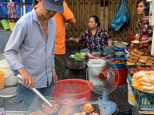 Quán cơm tấm "1 ông 2 bà” độc lạ giữa trung tâm Sài Gòn