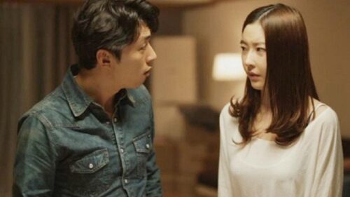 Anh chồng đi nước ngoài 3 năm mới về, vừa vào nhà liền ngã quỵ khi thấy mất một thứ trên bàn thờ