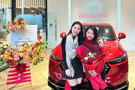 'Chiến thần review' Hà Linh gây bão vì làm điều này với chị gái