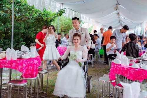 Cô dâu ngồi xe lăn ở Đồng Nai cưới chồng đẹp trai khiến CĐM xúc động