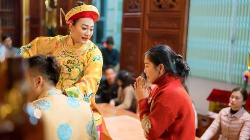 Chuyện bất ngờ về cô đồng "đúng nhận, sai cãi" và nghệ thuật làm giá