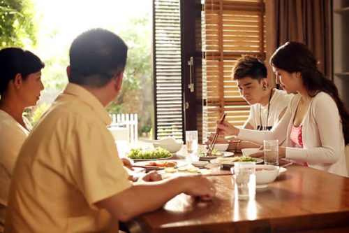 Xin cưới mẹ đơn thân thì cả nhà phản đối, lúc tôi đưa mẹ con cô ấy về mẹ lại dúi cho 100 triệu giục cưới gấp