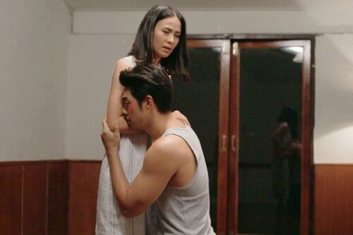 Đi làm xa không gửi tiền cho vợ, về nhìn món đồ cô ấy cầm trên tay, tôi hối hận