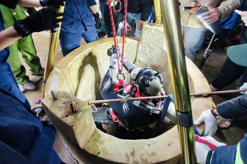 Cùng rơi xuống giếng sâu, vợ thoát chết, chồng tử vong với nhát dao ở ngực