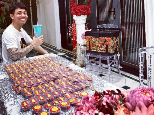 Khoe mua cả "thùng vàng" lấy lộc ngày vía Thần Tài