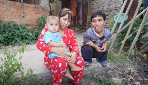 Người đàn ông tí hon cao vỏn vẹn 90cm cưới vợ xinh đẹp và cao ráo, sinh con khiến cả họ mừng rỡ