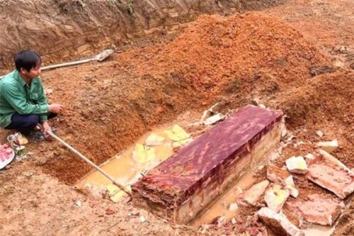 Nghệ An: Phát hiện cỗ quan tài nặng nửa tấn khi đào móng nhà