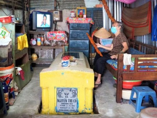 Người phụ nữ Cần Thơ sống cùng một ngôi mộ suốt 60 năm