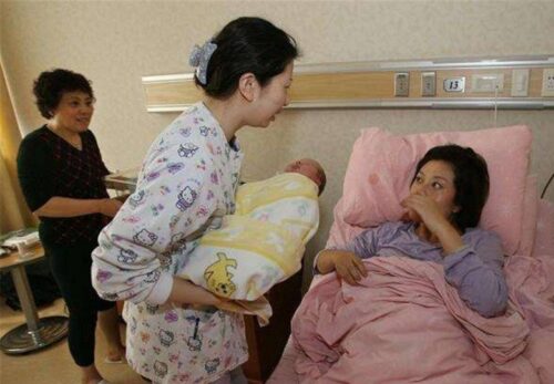 Tôi sinh chị chồng túc trực ngày đêm, vô tình nghe chị và bạn thân nói chuyện, tôi sợ lạnh sống lưng