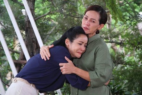 Trước lúc mất mẹ chồng dúi vào tay con dâu đôi hoa tai bảo sẽ dùng đến, giờ tôi mới hiểu