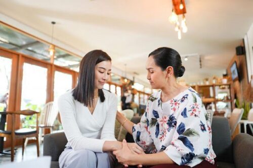 Về ra mắt mẹ anh mừng phát khóc nắm tay tôi, nửa đêm nhìn vào phòng bác ấy tôi suýt ngất