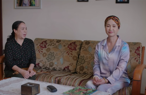 Thông gia giàu có tặng túi quà, mở ra tôi hoảng hốt