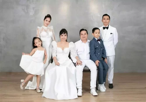 Phan Hiển khoe ảnh chụp đại gia đình, nhan sắc mẹ ruột gây bất ngờ