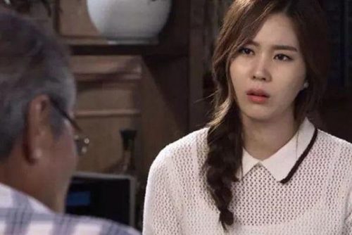 Nghe bố chồng đọc di chúc xong, tôi về phòng lấy ra tờ giấy, cả nhà nháo nhác còn bố chồng nhập viện