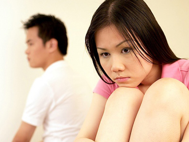 Chồng đòi ngủ riêng và lao vào làm việc điên cuồng