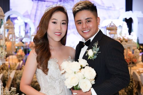 300 khách mời dự đám cưới của cặp đôi chuyển giới có giấy chứng nhận kết hôn