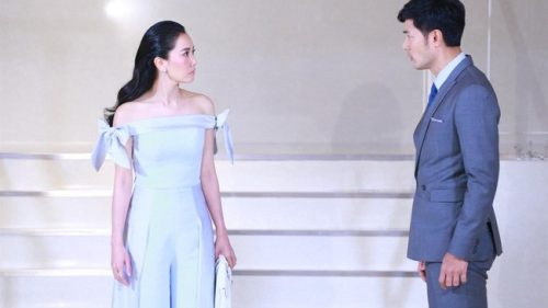 Dẫn bạn gái về nhà ra mắt, em hất thẳng cốc nước vào mặt anh rể tôi, bố liền giục cưới