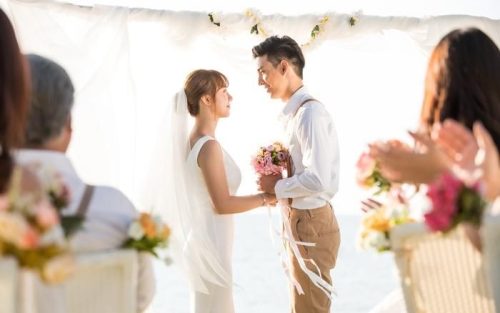 Đi đám cưới cô bạn thân, tôi tái mặt khi nhìn thấy chú rể