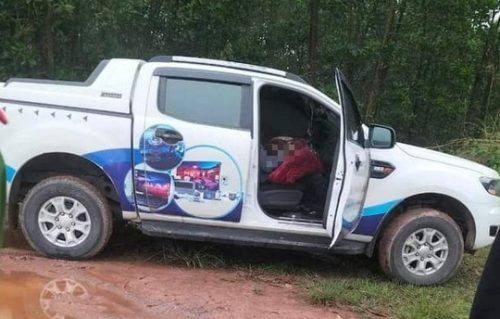 Đi tập thể dục người dân tá hỏa phát hiện đôi vợ chồng chết bất thường trong xe ôtô bán tải