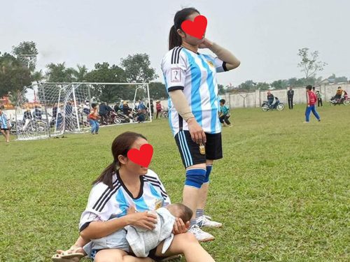 Nữ cầu thủ Nghệ An đang thi đấu thì con đói, trọng tài dừng trận đấu để cho con bú
