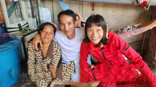 Hôn nhân "độc nhất vô nhị" Việt Nam: Vợ cả mai mối cho chồng cưới thêm "bạn thân"