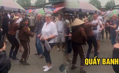 Thấy mọi người ở chợ nhảy vui quá, đoàn khách Tây liền tới “quẩy” cùng