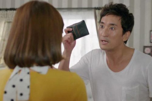 Một ngày 7 lần shipper đến giao hàng, tôi dằn mặt thói mua sắm của vợ thì sững sờ với thứ bên trong