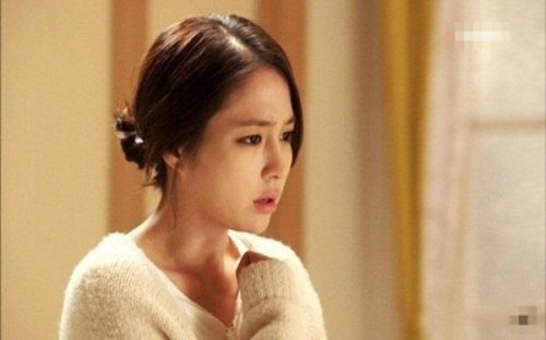 Ngày đầu làm dâu chứng kiến cảnh mẹ chồng cầm chổi đánh chồng, tôi càng ngơ ngác khi nghe mẹ nói