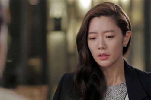 Chị dâu sinh con, tôi mừng 10 triệu, đến khi nghe tiếng nói chuyện ở cửa, tôi đổi thành một hộp sữa