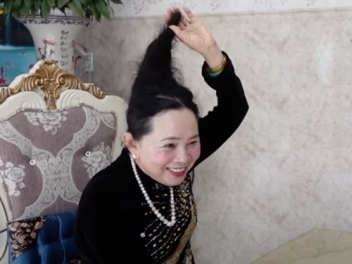 Nữ đại gia Bình Dương sở hữu mái tóc dựng thẳng đứng chỉ sau một đêm,