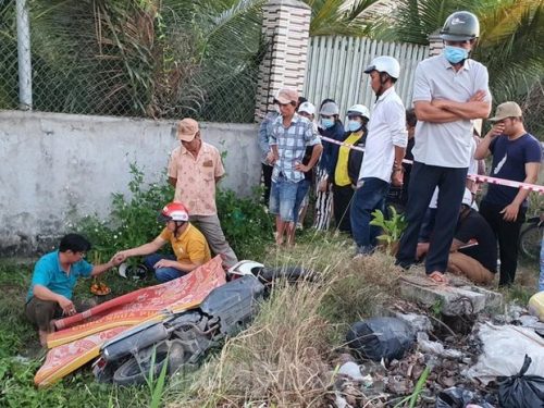 Phát hiện một phụ nữ tử vong bất thường cạnh xe máy