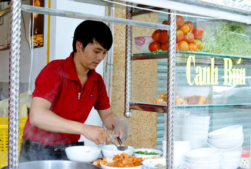 Ca sĩ Ưng Đại Vệ từ cát-xê “khủng” đến tin đồn nợ tiền tỷ, phải bán bún riêu