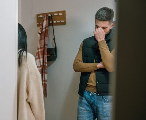 Chồng bất lực nhìn vợ rủ bạn đi ăn nhậu rồi qua đêm không về nhà