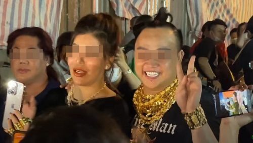 YouTuber đeo đầy vàng, cười nói gây náo loạn tang lễ NS Vũ Linh bị chỉ trích dữ dội