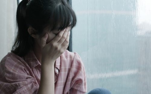 Dặn con viết nhật ký mỗi ngày, tôi phát hiện bí mật đáng sợ của mẹ chồng giấu sau cánh tủ